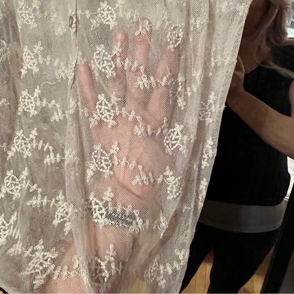 Beautiful Sheer Lacy Blouse EUC Size M - Picture 5 of 8
